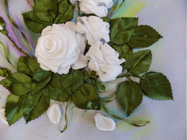 Белые розы. Вышивка лентами.