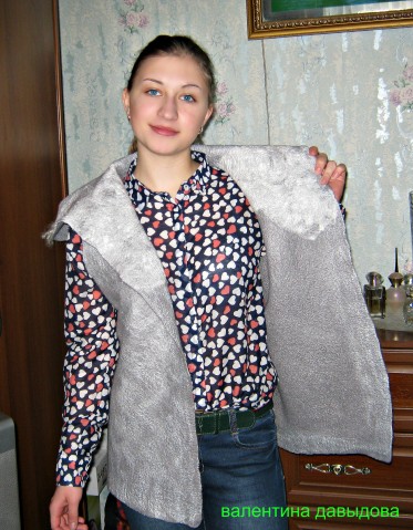 Изнаночная сторона полностью покрыта волокнами вискозы. Изнаночная сторона полностью покрыта волокнами вискозы.