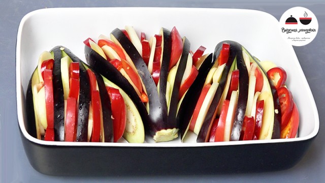 Баклажаны, запеченные с овощами под сметанным соусом
