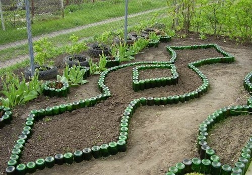 Клумба из стеклянных бутылок Клумба из стеклянных бутылок