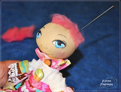 Мастер-класс. Как сделать кудрявую прическу куколке, которая cшита собственноручно? фото 19