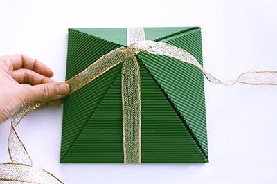 Как сделать подарочную новогоднюю коробку - обвязываем лентой с одной стороны