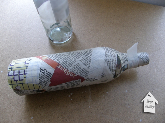 Как сделать Декоративный мини-манекен из папье-маше на бутылке. фото 5