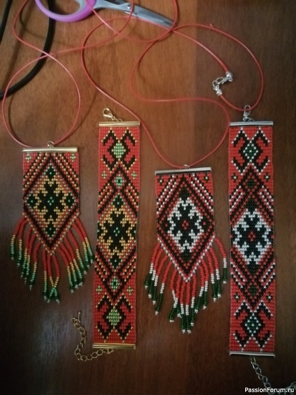 Украшения из бисера.