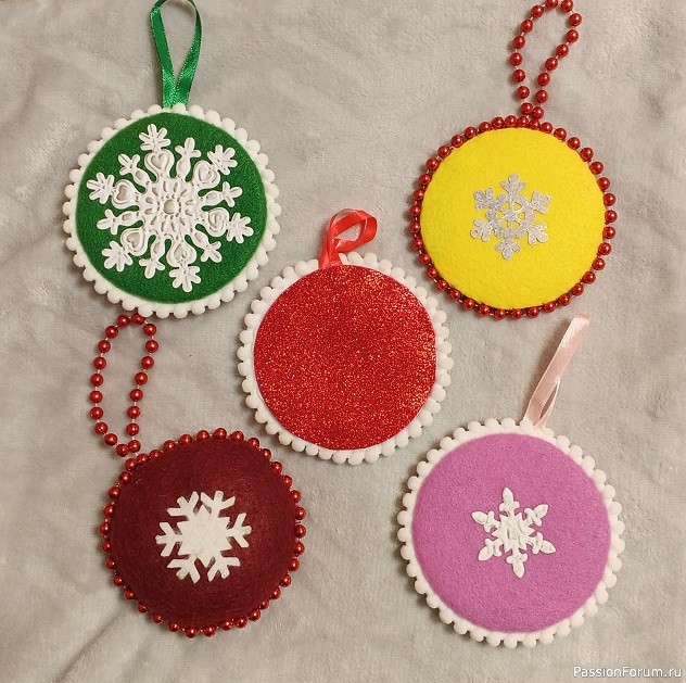 Лошадки-подвесы на ёлочку.