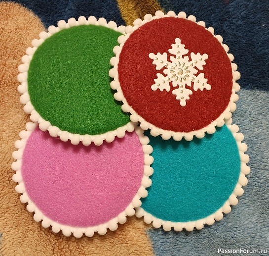 Лошадки-подвесы на ёлочку.