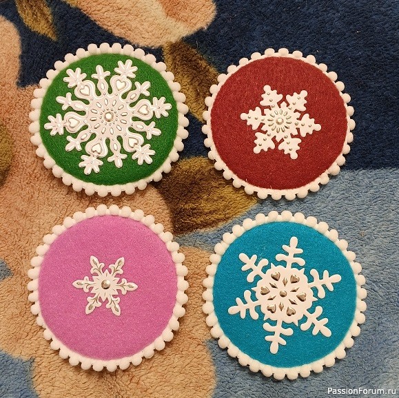 Лошадки-подвесы на ёлочку.