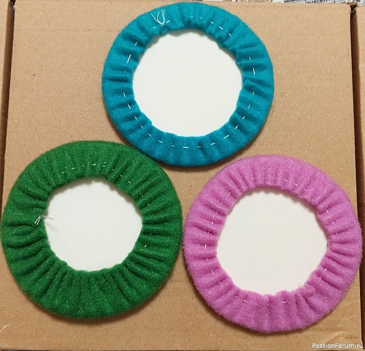 Лошадки-подвесы на ёлочку.