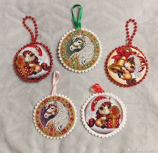 Лошадки-подвесы на ёлочку.