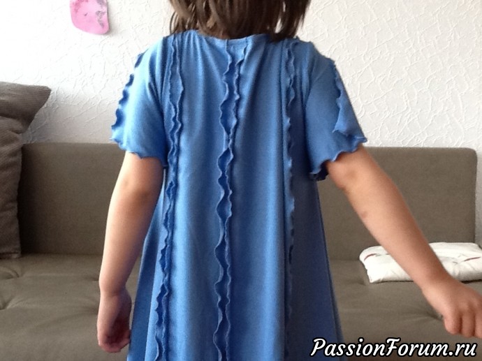 Платье для девочки с волнистыми краями. Из джерси