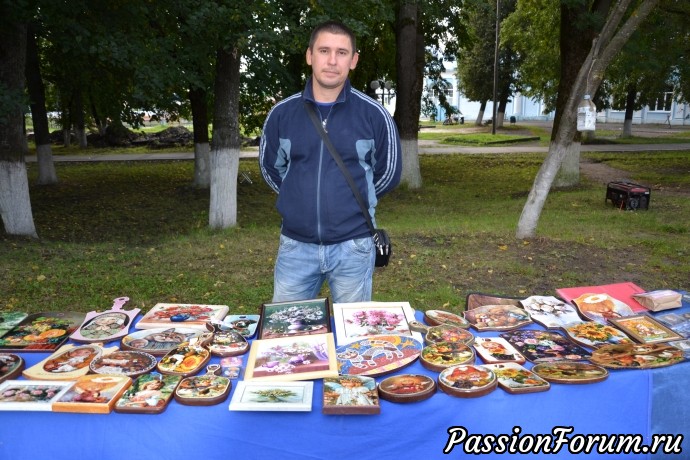 Тут, тебе, чего душа желает....И тильды, и резные и расписные шкатулки и дощечки, и мыла ручной работы, глаза р-а-з-б-е-г-а-ю-т-с-я на всю эту красотень .... Тут, тебе, чего душа желает....И тильды, и резные и расписные шкатулки и дощечки, и мыла ручной работы, глаза р-а-з-б-е-г-а-ю-т-с-я на всю эту красотень ....