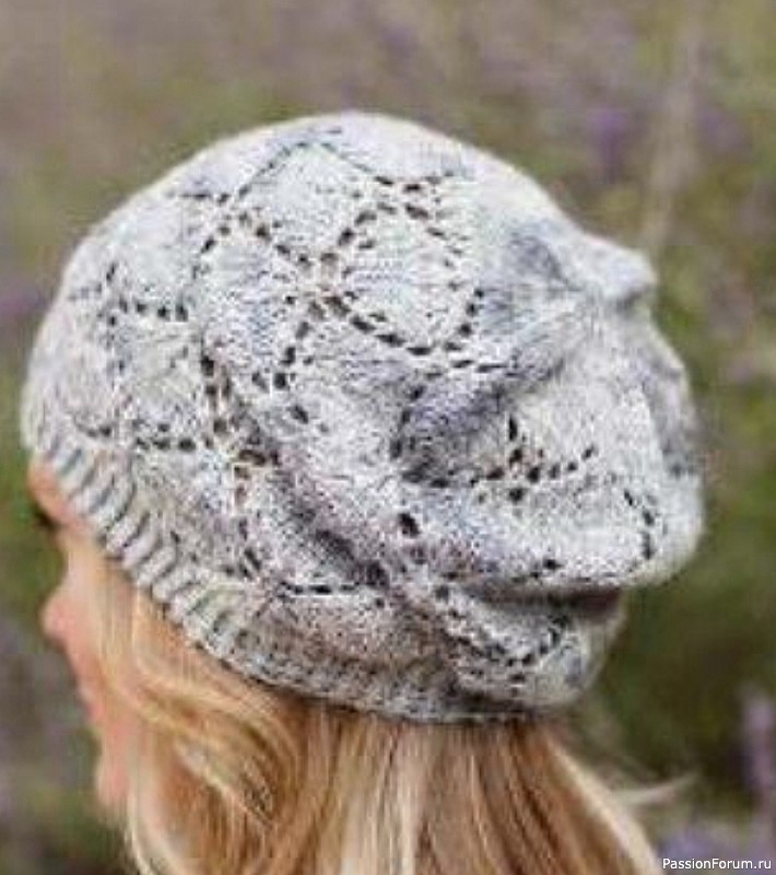 Шапка с ажурным узором и объемным декоративным элементом. Схема