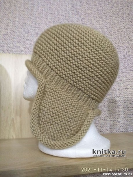 Простая шапка-ушанка спицами платочной вязкой