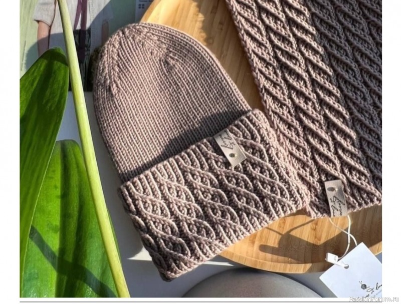 Красивая шапочка спицами с описанием