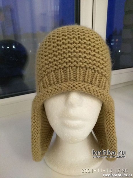 Простая шапка-ушанка спицами платочной вязкой