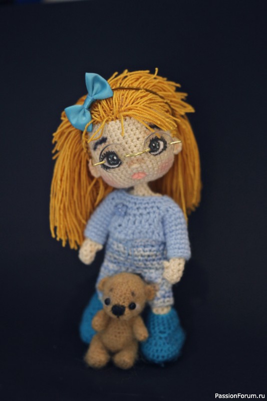 Кукла Дина с мишкой