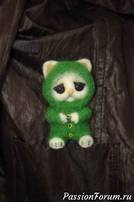 Котенок в зеленом
