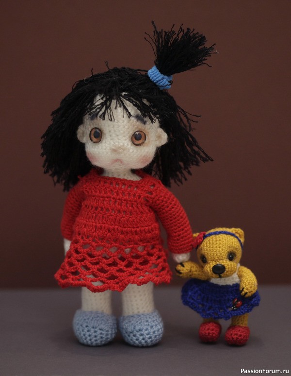 Кукла Вика с мишкой