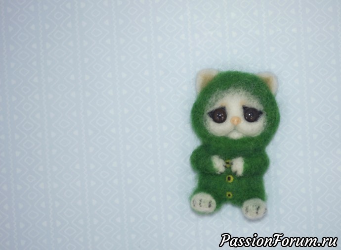 Котенок в зеленом
