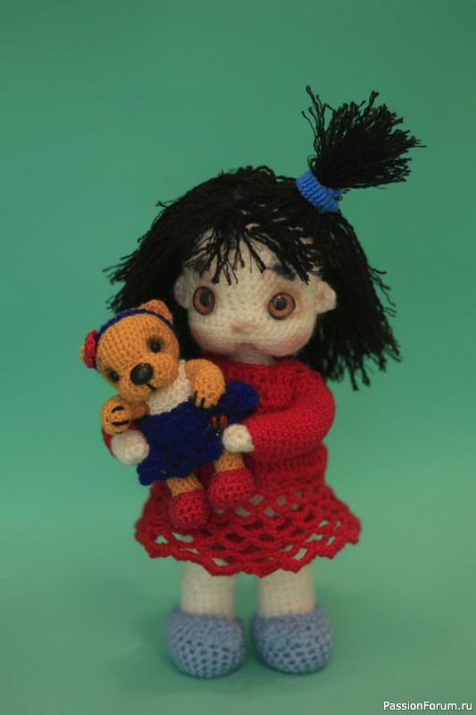 Кукла Вика с мишкой