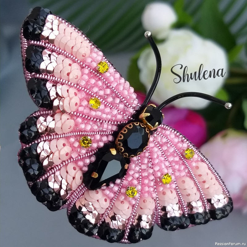 Розовая бабочка (брошь)