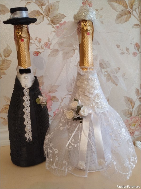 Свадебные аксессуары. Украшение шампанского в виде свадебной пары.
