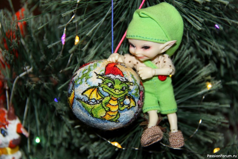 Дракоши в лесу - новогодний шар!