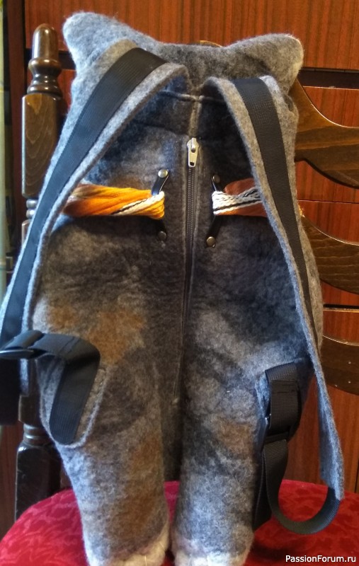Котик-рюкзак из шерсти