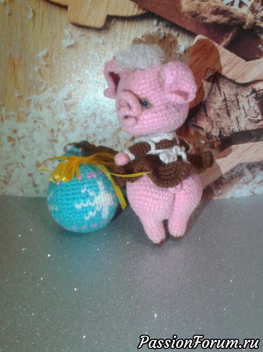 Свинка-школьница и шарик на елку