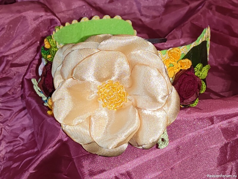 Ободок-шляпка с текстильнымии растительными орнаментами