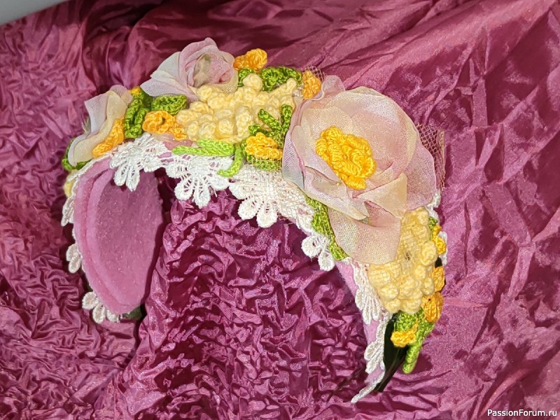 Ободок-шляпка с текстильнымии растительными орнаментами