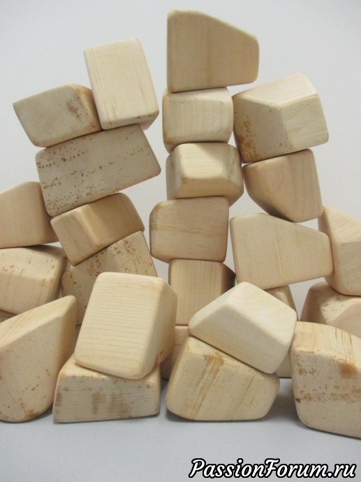 Наборы деревянных кривых кубиков из разных пород деревьев.