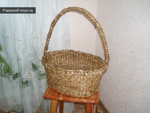 корзинка, плетеная из газетных трубочек