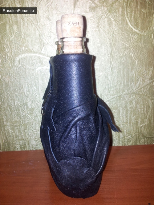 Декор бутылки кожей