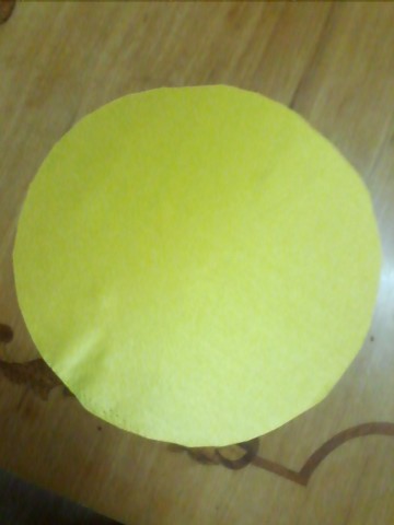 Вырезаю желтый круг для серединки цветка. Присбариваю по краям, внутри набиваю синтепоном.
