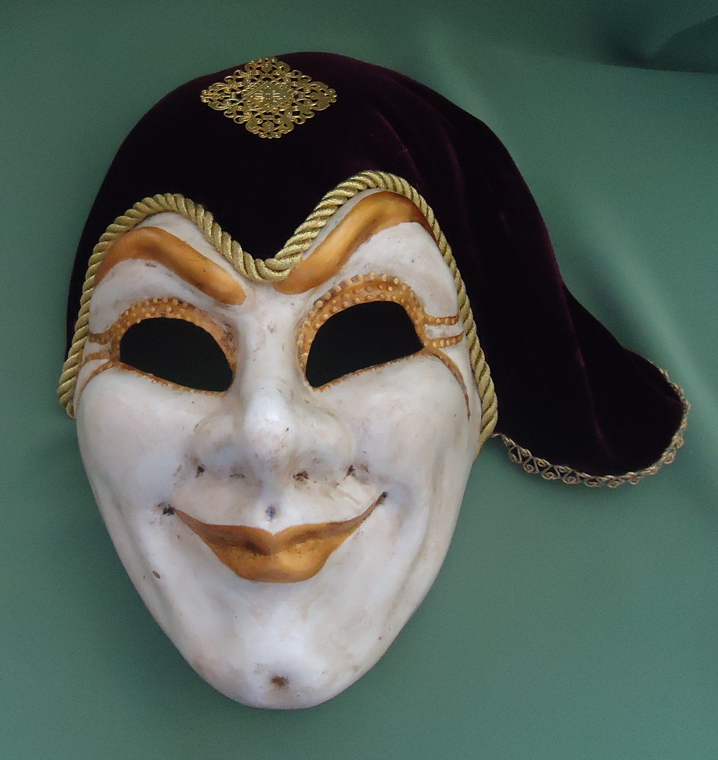 Арлекин маска 5 выпуск. Маска Арлекина Венеция 17 век. Белая маска Арлекин. Маскарадная маска. Маска венецианская.