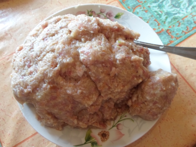 Зразы мясные с плавленным сыром и пикантный морковно-яблочный салат.