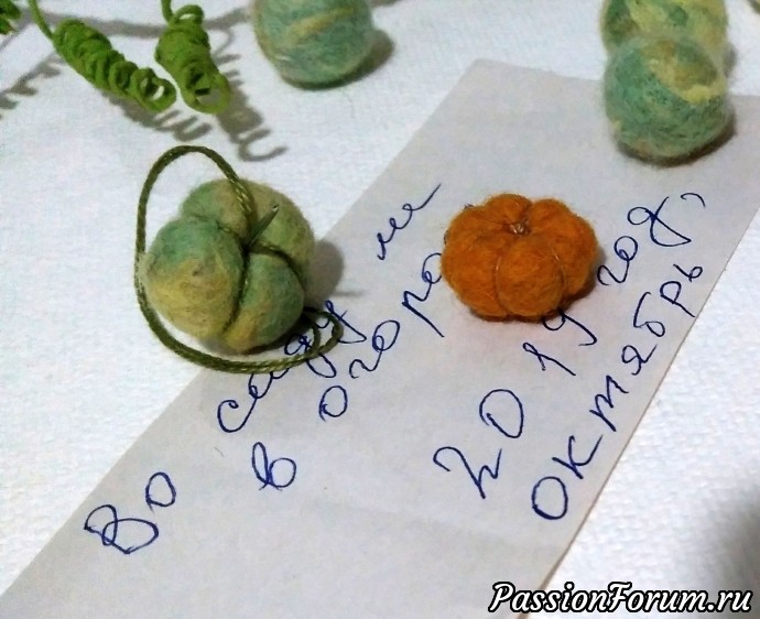 Оранжевая тыковка готова, салатовая - в процессе. Оранжевая тыковка готова, салатовая - в процессе.