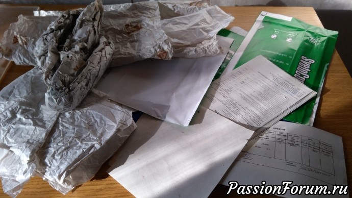Итак, делаем листовки, открытки и панно на ранее использованной бумаге, которую обычно выбрасывают: упаковочная бумага (ею обычно заполняют коробки с обувью, сумки и так далее), офисная бумага, исписанная с одной стороны или наполовину страницы и тому подобное. Итак, делаем листовки, открытки и панно на ранее использованной бумаге, которую обычно выбрасывают: упаковочная бумага (ею обычно заполняют коробки с обувью, сумки и так далее), офисная бумага, исписанная с одной стороны или наполовину страницы и тому подобное.