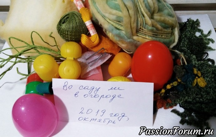 Использованы материалы: шерсть для валяния, шерстяная фактурная пряжа, прочные нитки (ирис или мулине), заготовка из проволоки в папье-маше.
Приспособления: иголка швейная, иголка для валяния, клеевой пистолет, футляры из-под шоколадных яиц разных размеров (не обязательно), поролон, тонкая палочка. Использованы материалы: шерсть для валяния, шерстяная фактурная пряжа, прочные нитки (ирис или мулине), заготовка из проволоки в папье-маше.
Приспособления: иголка швейная, иголка для валяния, клеевой пистолет, футляры из-под шоколадных яиц разных размеров (не обязательно), поролон, тонкая палочка.