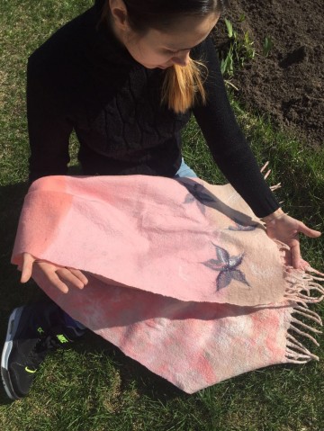А это я палантин сваляла на заказ.Вот не помню,показывала я его или нет! Ну если не надоело еще смотреть,покажу еще несколько фото. А это я палантин сваляла на заказ.Вот не помню,показывала я его или нет! Ну если не надоело еще смотреть,покажу еще несколько фото.