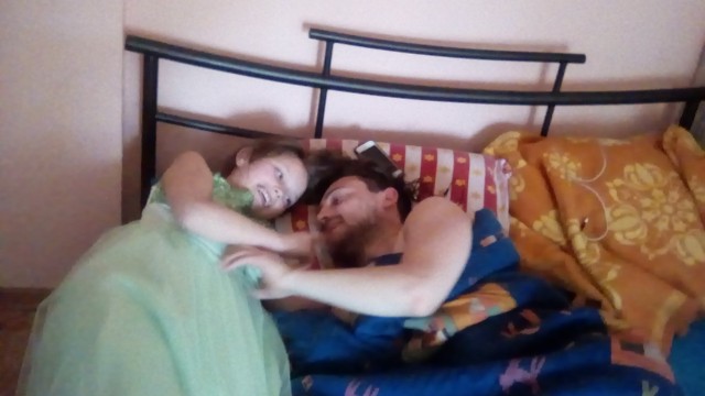 Пока готовили обед,ждали старшую дочь. Пока готовили обед,ждали старшую дочь.