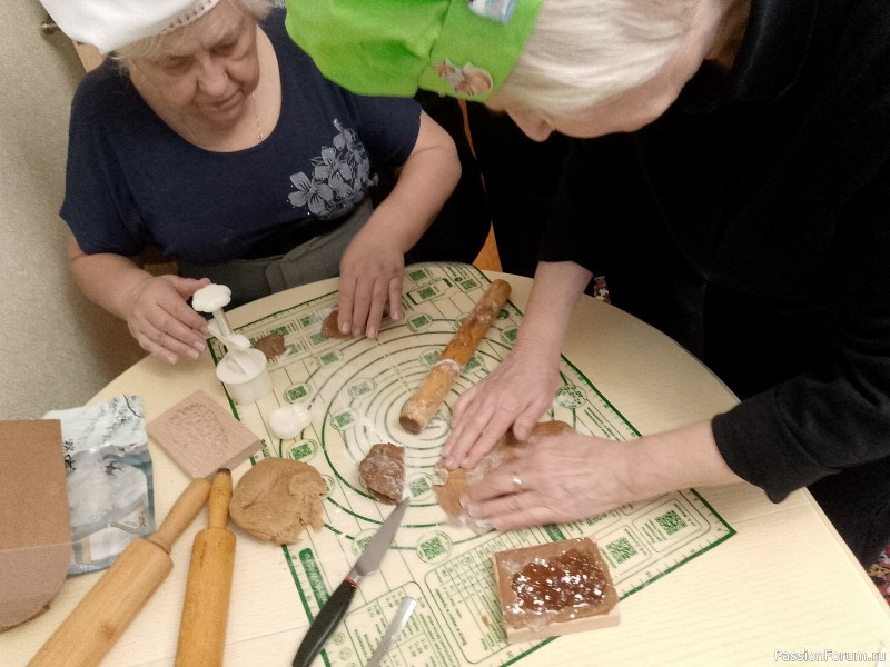 Рождественские посиделки в поварских колпаках.