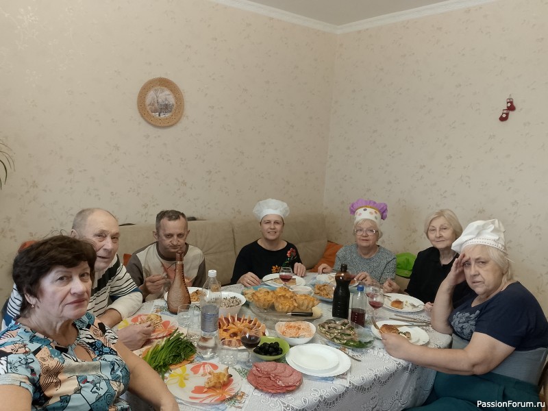 Рождественские посиделки в поварских колпаках.