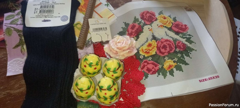 Свечи писанки и нежные голубки- мой пасхальный подарочек.