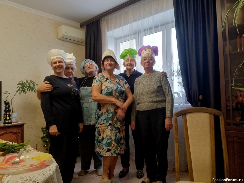 Рождественские посиделки в поварских колпаках.