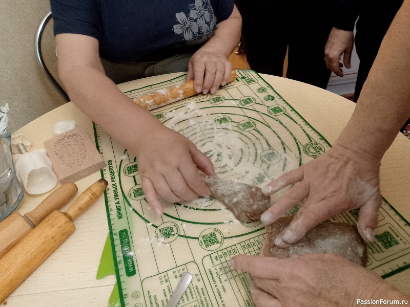 Рождественские посиделки в поварских колпаках.