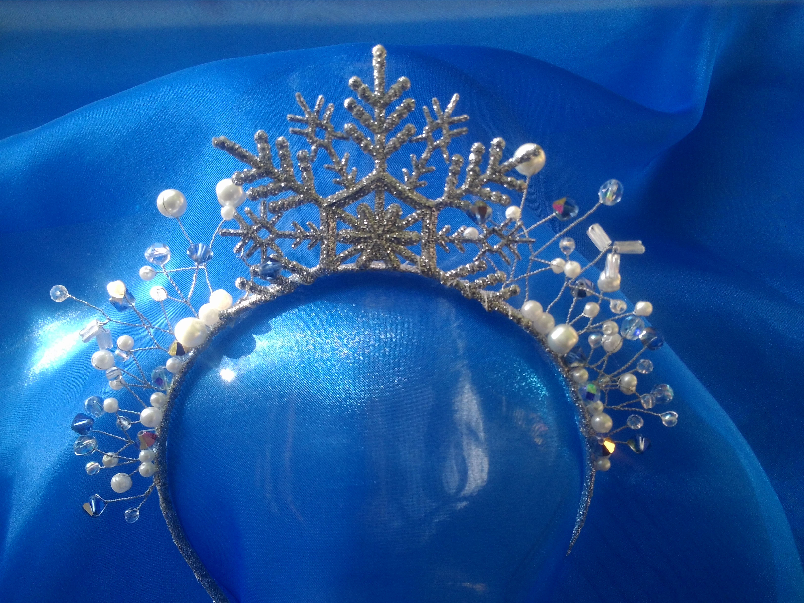 Корона нового года. Диадема Снежинка. Корона Снежная Королева диадема. Корона «Снежинка». Новогодние диадемы.