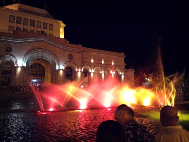 Потрясающий фонтан в Ереване
