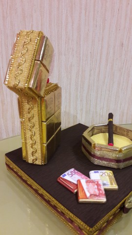 Зажигалка поближе. Огонь из бусины и фатина. Зажигалка поближе. Огонь из бусины и фатина.